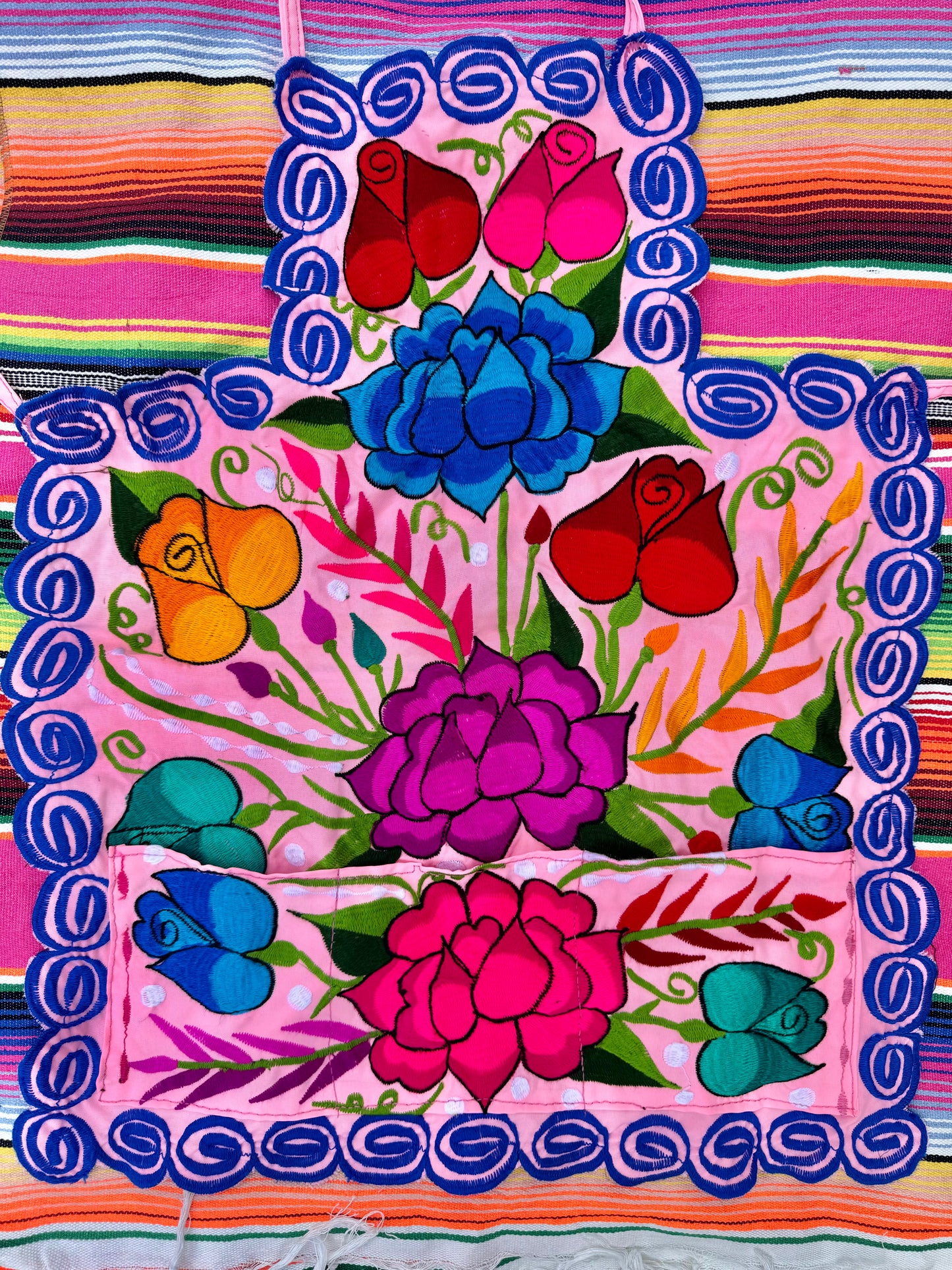 Embroidered aprons (aprons)