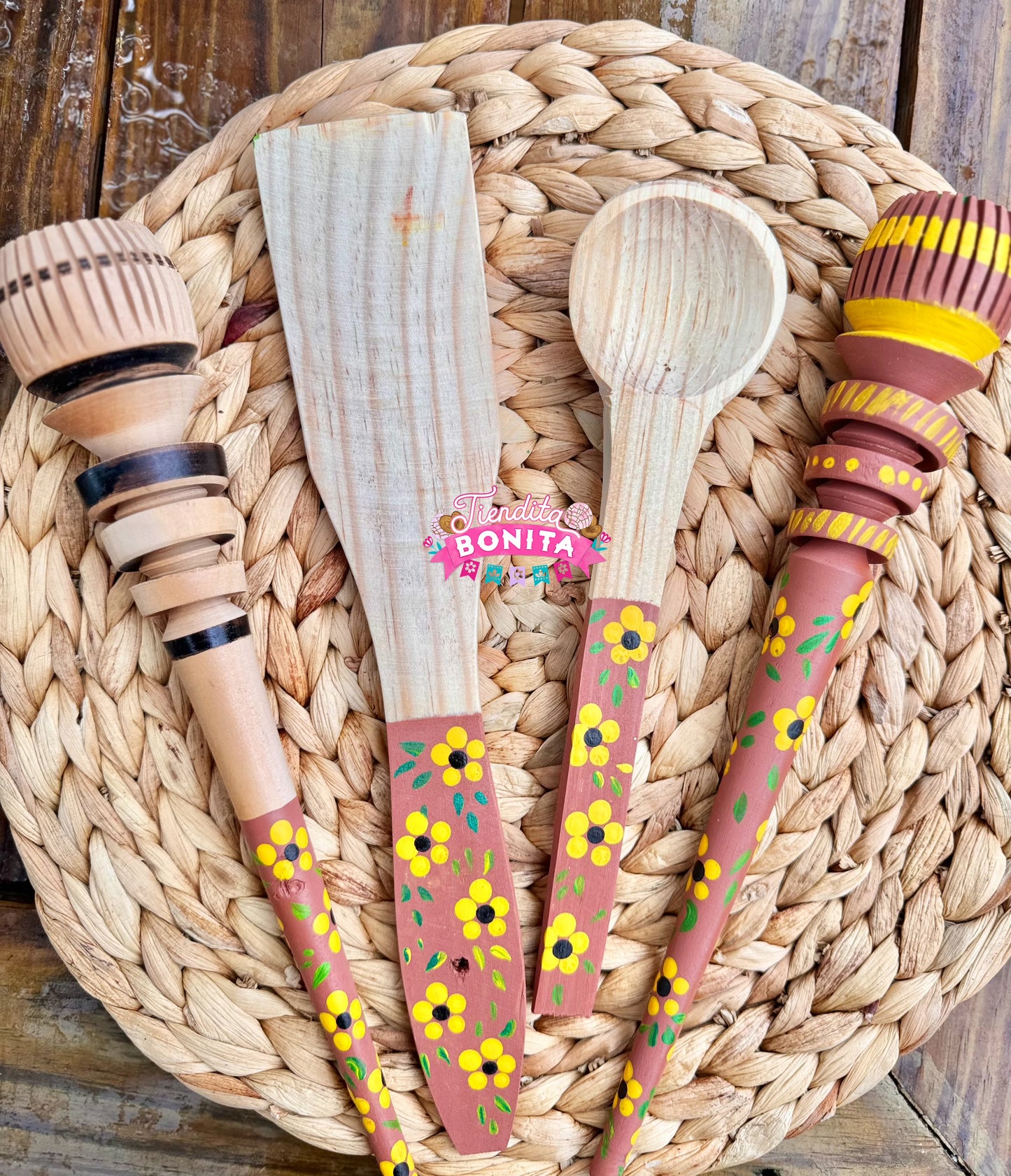 Barro inspired wooden kitchen set