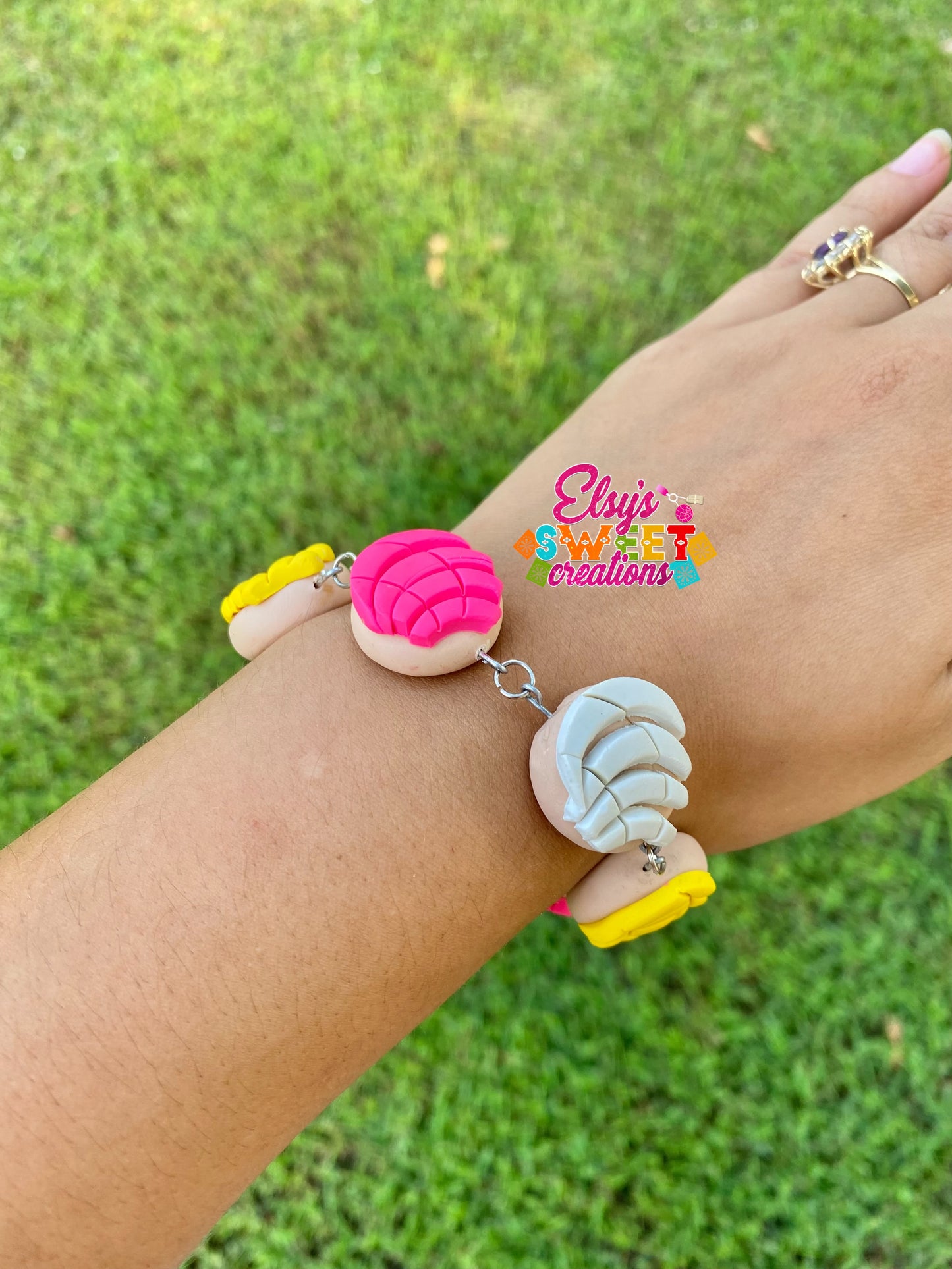Concha bracelets
