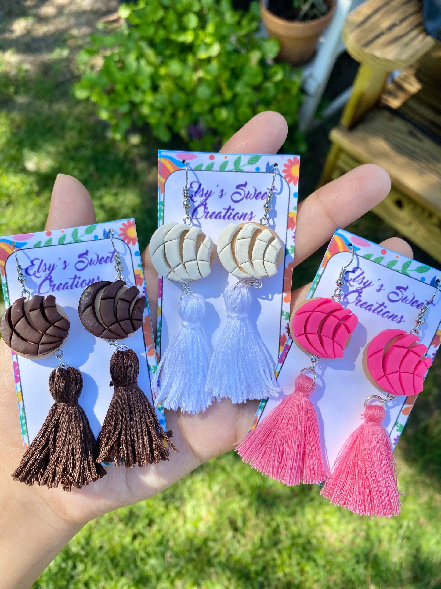 Concha earrings with tassel