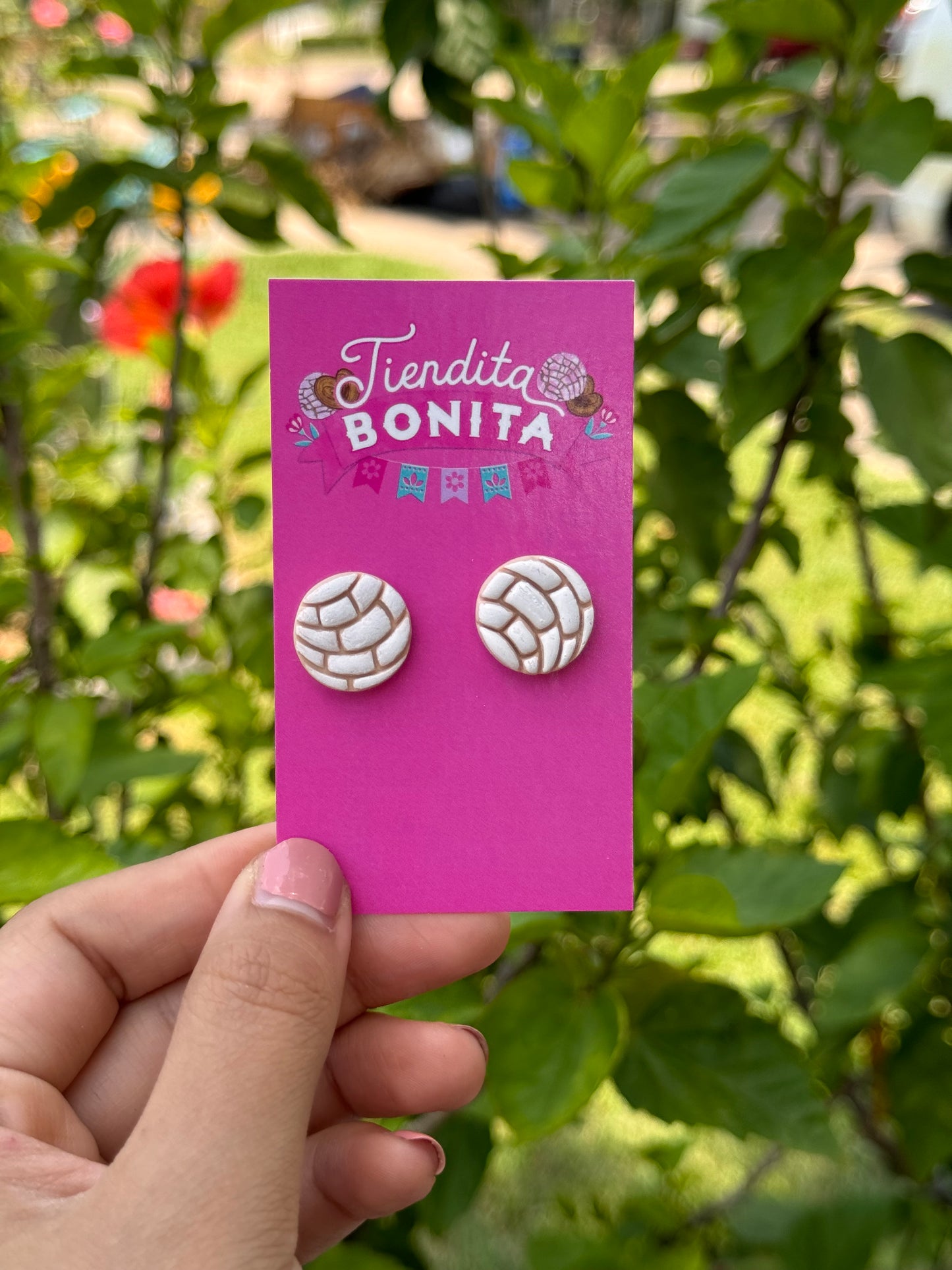 Concha stud earrings